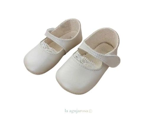 ZAPATO BEBÉ NIÑA BEIG NACARADOS CON PUNTILLA DE CUQUITO