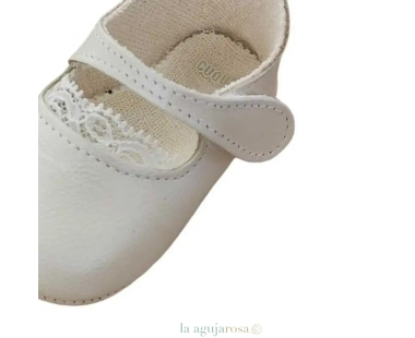ZAPATO BEBÉ NIÑA BEIG NACARADOS CON PUNTILLA DE CUQUITO 2