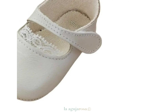 ZAPATO BEBÉ NIÑA BEIG NACARADOS CON PUNTILLA DE CUQUITO