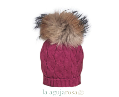 GORRO TRENZAS CON POMPÓN DE LA COLECCIÓN RITMO DE JULIANA