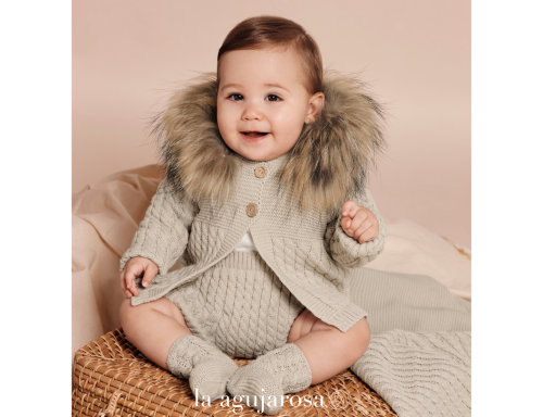 PETO DE PUNTO CON CHAQUETA Y BOTAS DE LA COLECCIÓN ACORDE DE JULIANA