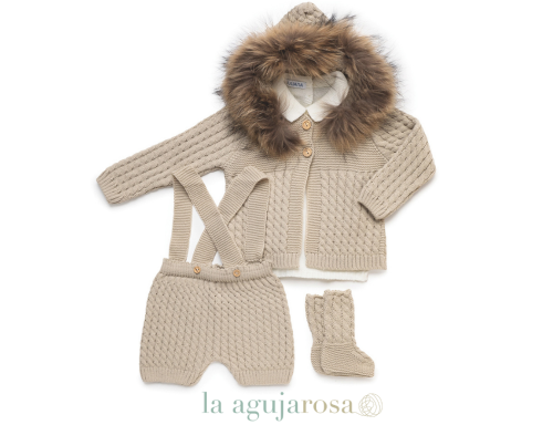 PETO DE PUNTO CON CHAQUETA Y BOTAS DE LA COLECCIÓN ACORDE DE JULIANA