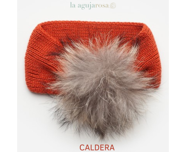TURBANTE DE PUNTO Y POMPÓN DE LA COLECCIÓN ALEGORÍA DE...