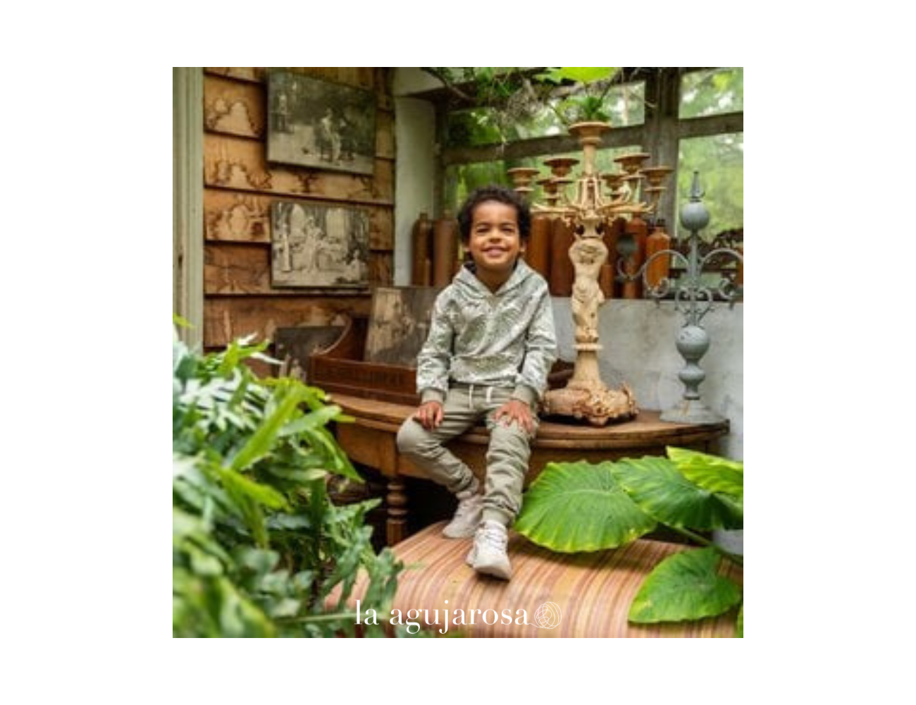 CONJUNTO SUDADERA CON CAPUCHA Y PANTALÓN...