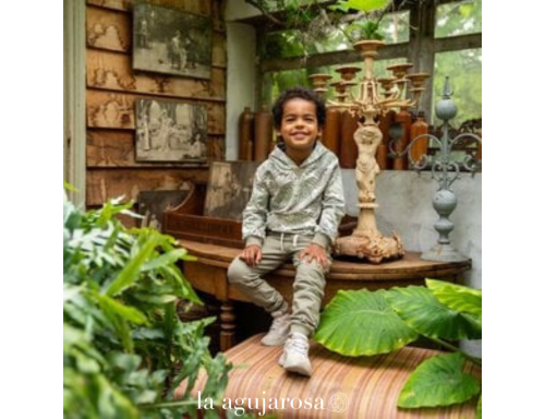 CONJUNTO SUDADERA CON CAPUCHA Y PANTALÓN CHÁNDALPARA NIÑO KOKO NOKO VERDE CLARO BLANCO ROTO