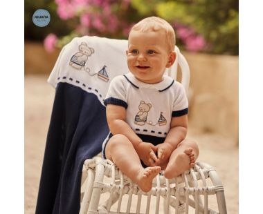 CONJUNTO PANTALÓN BORDADO OSO CON BOTAS DE LA COLECCIÓN...
